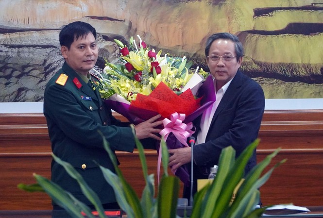 Ban Bí thư chỉ định, chuẩn y nhân sự ở 4 địa phương Bí thư Tỉnh ủy Quảng Bình Hoàng Đăng Quang trao quyết định cho Đại tá Lê Văn Vỹ. ẢNH: Chinhphu.vn