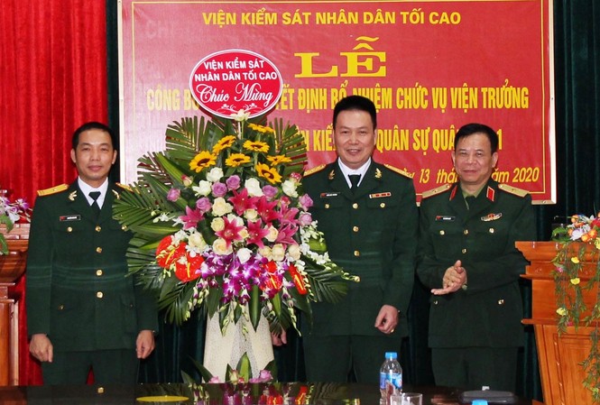 Nhiều quân khu điều động bổ nhiệm nhân sự mới Thiếu tướng Tạ Quang Khải chúc mừng các đồng chí được bổ nhiệm. Ảnh CP