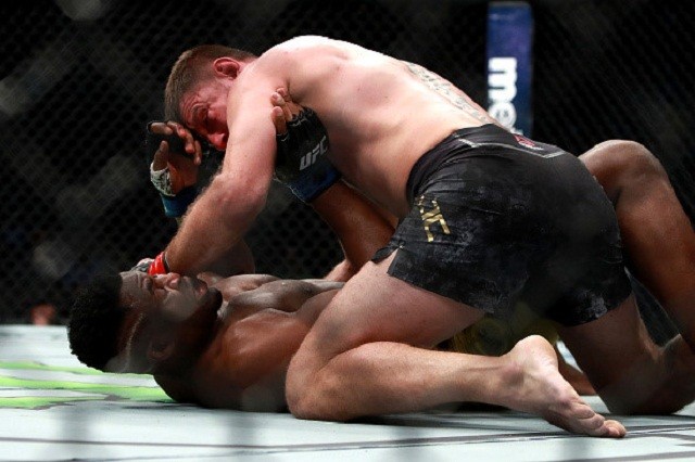 'Cú đấm từ địa ngục' Ngannou thảm bại trước nhà vô địch hạng nặng 'Cú đấm từ địa ngục' Ngannou thảm bại trước nhà vô địch hạng nặng