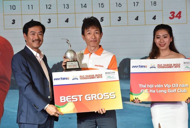 Golfer người Nhật vô địch FLC Faros Golf Tournament 2018 Golfer người Nhật Bản Tomoyoshi Makoto nhận thưởng