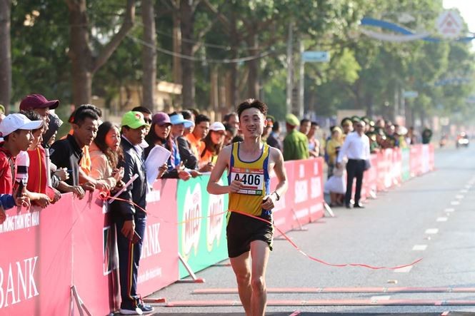 Nhà vô địch marathon nam khẳng định sức mạnh Nhà vô địch marathon nam khẳng định sức mạnh