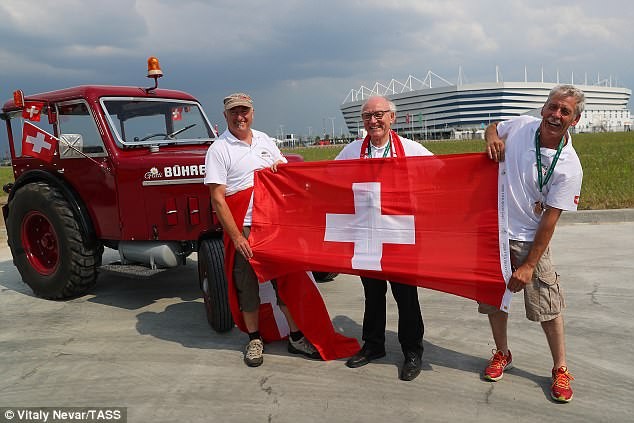 Fan Thụy Sĩ vượt 2.000 km đến Nga xem World Cup... bằng máy kéo Ông Beat Studer và hai người bạn hoàn thành cuộc hành trình tới Nga với bằng máy kéo