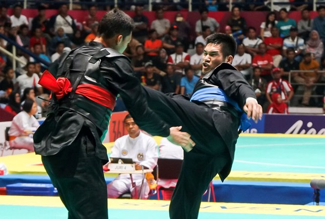 Bản tin ASIAD: Võ sĩ Việt Nam bật khóc vì bị xử ép Võ sĩ pencak silat Nguyễn Duy Tuyến (đai xanh). Ảnh: Zing