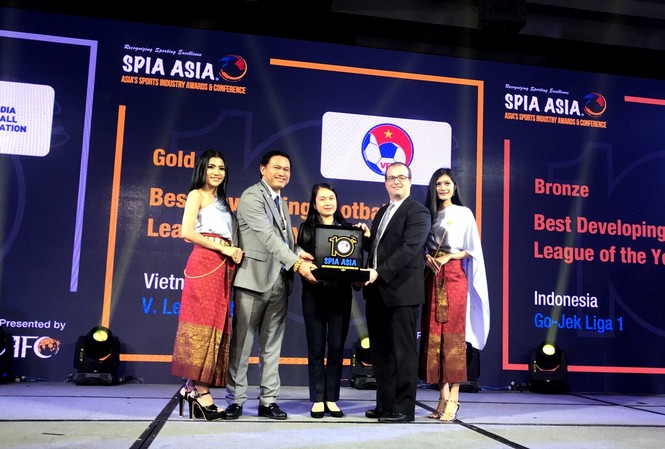 V-League nhận giải thưởng cao quý của AFC Ông Trần Anh Tú (thứ hai từ trái sang) - Chủ tịch HĐQT kiêm TGĐ Công ty VPF nhận giải thưởng Vàng dành cho V-League 1