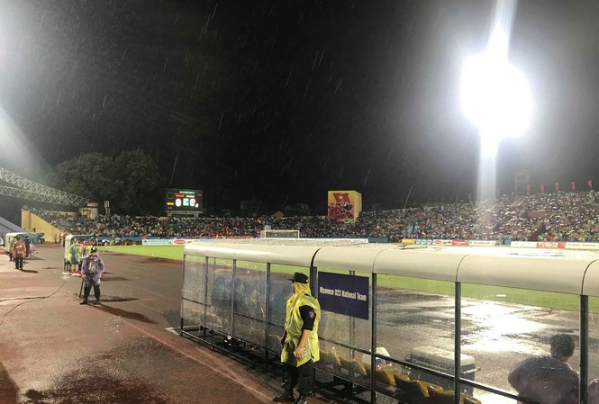 Trận U23 Việt Nam vs U23 Myanmar bị gián đoạn do... sấm sét Trận U23 Việt Nam vs U23 Myanmar bị gián đoạn do... sấm sét