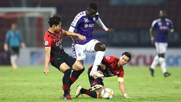 Top 10 CLB đắt giá nhất Đông Nam Á: Việt Nam vắng bóng Bangkok United trong một cuộc đối đầu với CLB Hà Nội (giữa) tại vòng sơ loại AFC Champions League.