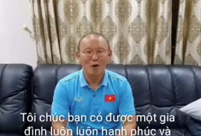 Thầy Park tặng quà cưới đặc biệt cho tiền vệ Phan Văn Đức Thầy Park tặng quà cưới đặc biệt cho tiền vệ Phan Văn Đức