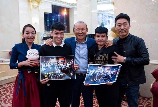 HLV Park Hang Seo bóng đá gặp 'Park Hang Seo boxing' HLV Park Hang-seo (giữa) cùng ông bầu boxing Kim Sang Bum (ngoài cùng bên phải) và 2 võ sĩ Thu Nhi, Minh Phát