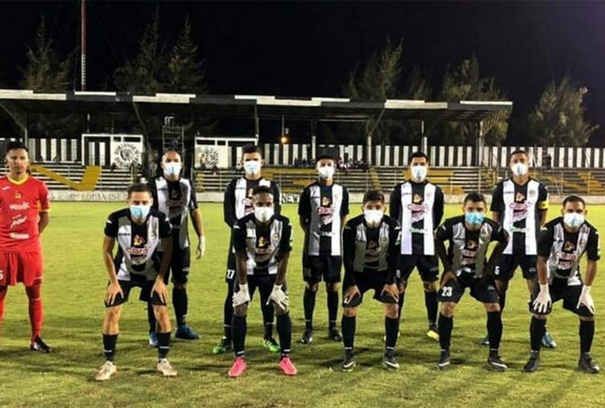 Đội bóng đeo khẩu trang, găng tay thi đấu để phòng dịch Covid- 19 Đội bóng đeo khẩu trang, găng tay thi đấu để phòng dịch Covid- 19