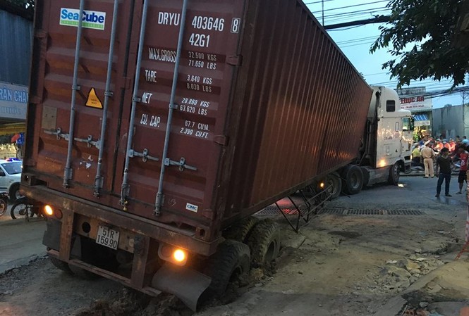 Xe container 'nằm vạ' giao thông tê liệt nhiều giờ Xe container 'nằm vạ' giao thông tê liệt nhiều giờ