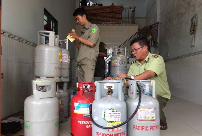Phát hiện 3 cơ sở sang chiết gas trái phép ở Bình Dương Phát hiện 3 cơ sở sang chiết gas trái phép ở Bình Dương