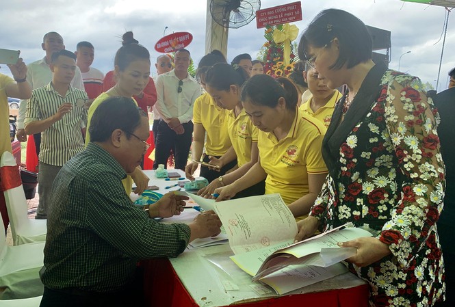Khách hàng phấn khởi nhận 'sổ đỏ' dự án Phú Gia Huy Khách hàng phấn khởi nhận 'sổ đỏ' dự án Phú Gia Huy