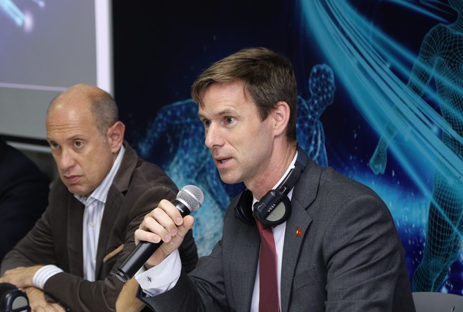 Novartis giảm giá thuốc điều trị ung thư tại Việt Nam Ông Roeland Roelofs - Giám đốc quốc gia của Novartis cho biết sẽ hỗ trợ bệnh nhân Việt Nam thông qua