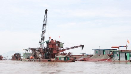 200 cảnh sát vây bắt 36 tàu 'cát tặc' trên sông Hồng Cảnh máy móc khai thác cát tặc trên sông Hồng.