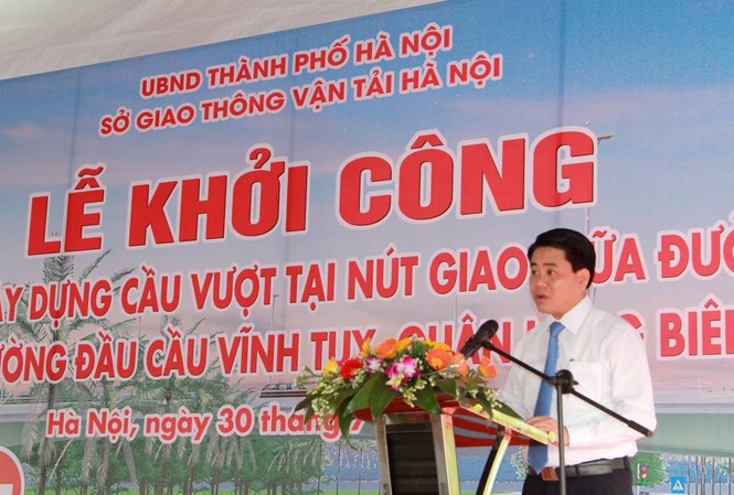 Khởi công xây cầu vượt nút giao Cổ Linh - Vĩnh Tuy Ông Nguyễn Đức Chung phát biểu tại lễ khởi công. Ảnh: Minh Đức