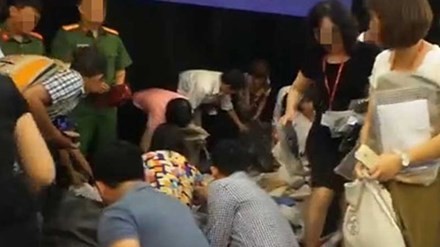 Đang tích cực thu hồi tang vật bị “mạnh ai nấy lấy“ Ảnh cắt từ clip