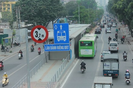Chưa thể xử phạt phương tiện chạy vào làn xe buýt nhanh Ngày 26/12, nhà chờ buýt nhanh vẫn đang thi công. Ảnh: Minh Đức