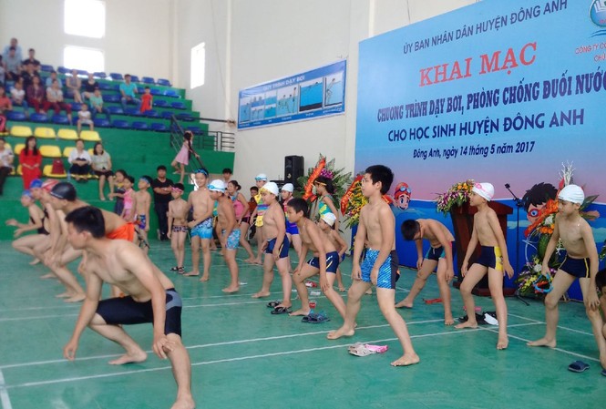 Học sinh hứng thú với bể bơi thông minh Học sinh hứng thú với bể bơi thông minh. Ảnh: Đ.M