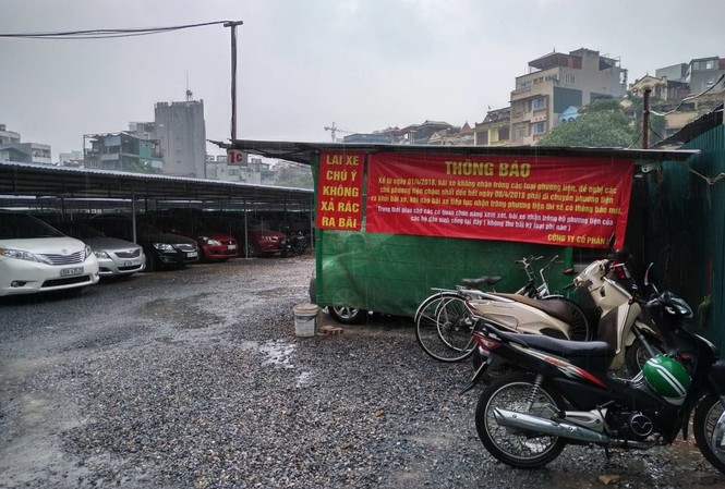 Triệu tập chủ bãi xe liên quan vụ dọa giết Phó trưởng Công an quận Bãi xe 24 Đặng Tiến Đông. Ảnh: Minh Đức
