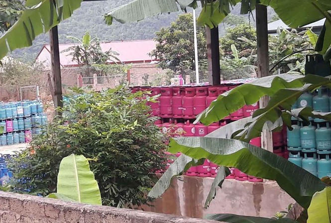 Hàng nghìn vỏ bình gas có dấu hiệu bị chiếm giữ trái phép Khuôn viên của trạm chiết nạp gas bản Bun chứa nhiều vỏ gas của nhiều hãng khác nhau. Ảnh: M.Đ