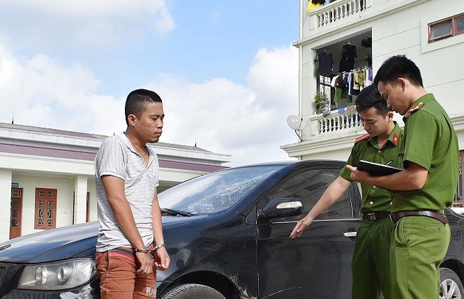Lái ô tô 'gian' đi trộm cắp hàng loạt nhà dân Đối tượng Nam bị công an bắt giữ. Ảnh Công an Ninh Bình.