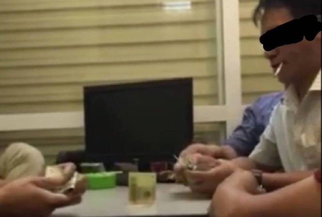 Nghi vấn 4 cán bộ ở Hà Nội 'sát phạt' nhau trên chiếu bạc Hình ảnh nghi là cán bộ 'sát phạt' nhau trên chiếu bạc. Ảnh cắt từ video clip