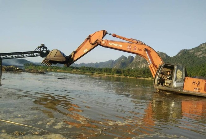 Yêu cầu báo cáo vụ thuỷ điện đóng đập, nhấn chìm tài sản của dân Máy xúc, ô tô chìm trong nước sau khi thuỷ điện Cẩm Thuỷ 1 đóng đập tích nước. Ảnh: Đ.H