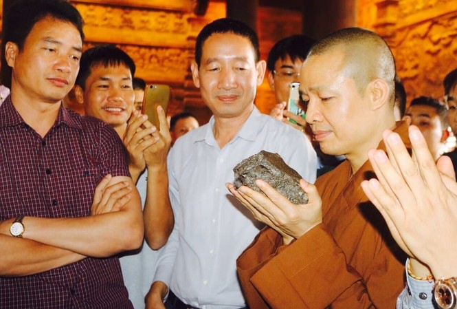 Thiên thạch mặt trăng 14 tỷ đã ngự tại chùa Tam Chúc Thiên thạch mặt trăng đã được đưa về tới chùa Tam Chúc. Ảnh: TMQ