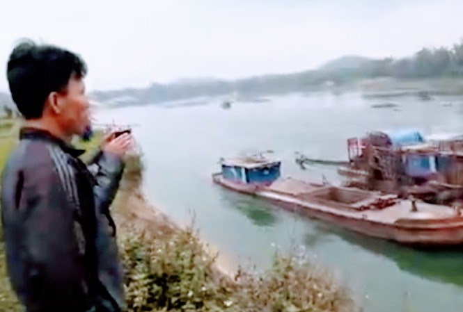Người dân căng lều chống 'cát tặc', chính quyền tạm đình chỉ khai thác Người dân ghi hình hoạt động khai thác cát.