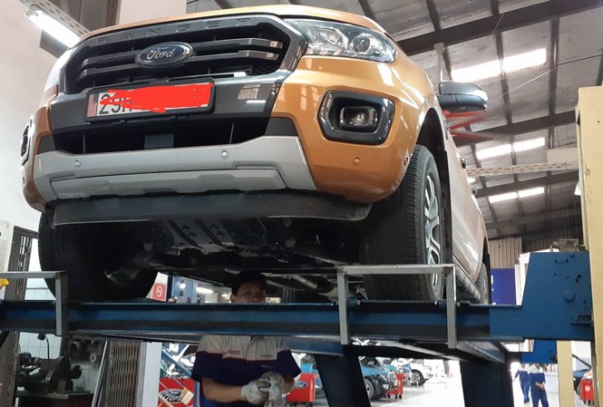 Ford Ranger Biturbo mới mua đã phải thay dầu cầu ở Hà Nội Chiếc xe Ford Ranger Biturbo của anh T. tại khu vực bảo dưỡng.