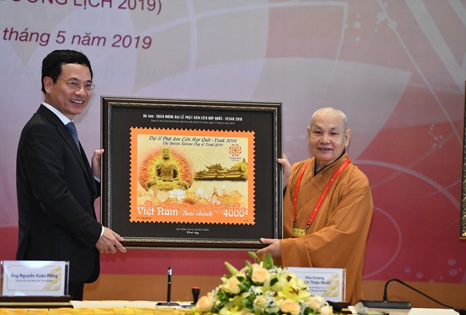 Bộ tem chào mừng Đại lễ Vesak 2019 có gì đặc biệt? Bộ trưởng Bộ Thông tin và Truyền thông Nguyễn Mạnh Hùng trao bộ tem bưu chính “Chào mừng Đại lễ Phật đản Liên Hợp Quốc - Vesak 2019” cho đại diện Hội Phật giáo Việt Nam.