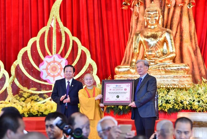 10 kỷ lục được lập tại Đại lễ Vesak 2019 Thượng tọa Thích Nhật Từ, Phó Tổng Thư ký Ủy ban Tổ chức Quốc tế ICDV-Vesak 2019 đại diện BTC nhận kỷ niệm chương từ Hội Liên Minh Kỷ lục thế giới và Kỷ lục gia Việt Nam. Ảnh: Như Ý