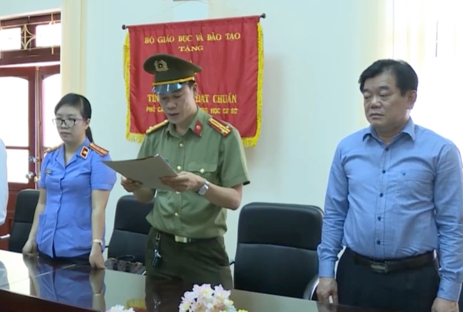 Tâm bão bê bối thi cử, Giám đốc Sở GD&ĐT Sơn La sắp nghỉ hưu Ông Hoàng Tiến Đức (bên phải ngoài cùng). Ảnh cắt từ clip do công an cung cấp.