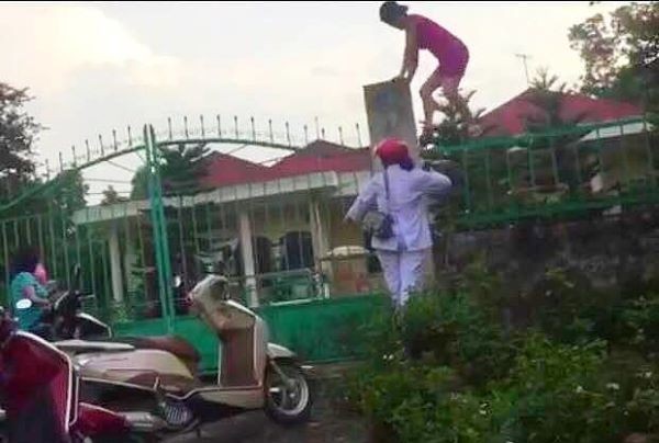 Đường dây ăn chặn quà của trẻ khuyết tật: Xử lý nhân viên, bảo vệ các đối tượng tuồn quà của trẻ khuyết tậ ra ngoài.