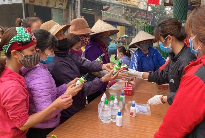 Cận cảnh cuộc sống người dân ở vùng cách ly Sơn Lôi Nhiều điểm phát khẩu trang y tế, nước rửa tay khử trùng miễn phí được hình thành. Ảnh: F.X