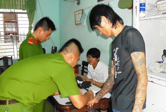 Chém nát người bạn nhậu vì bị đập vỏ chai vào đầu Mỹ và Hải tại cơ quan công an. Ảnh: Nguyễn Huy