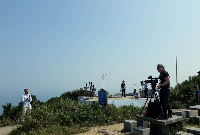 Phóng viên Đà Nẵng 'săn' tàu sân bay Mỹ từ bán đảo Sơn Trà Phóng viên Đà Nẵng 'săn' tàu sân bay Mỹ từ bán đảo Sơn Trà