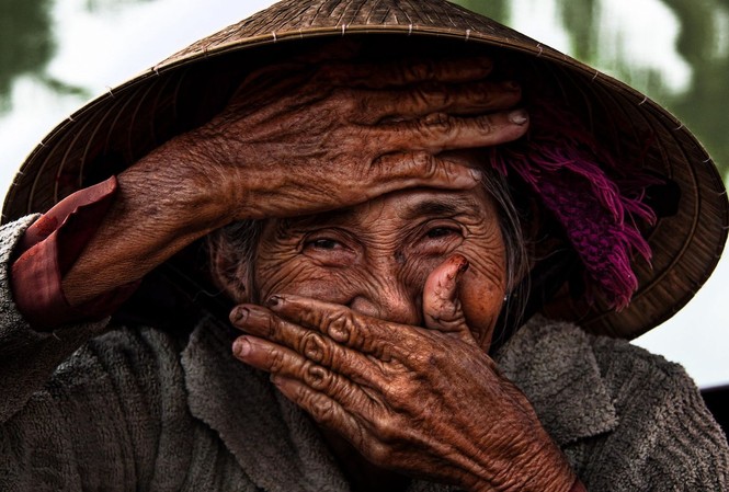 Trao tặng 'Nụ cười ẩn giấu' cho Tổng thống Pháp Trao tặng 'Nụ cười ẩn giấu' cho Tổng thống Pháp