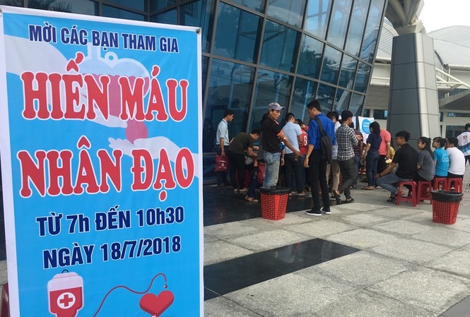 Hàng trăm người san sẻ giọt máu hồng giúp người bệnh Hàng trăm người san sẻ giọt máu hồng giúp người bệnh