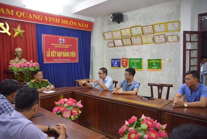 Phóng viên bị đe dọa, khống chế khi tác nghiệp tại bãi rác Khánh Sơn Phóng viên Thanh Ba (thứ ba, bìa phải sang) làm việc với cơ quan công an sau khi xảy ra vụ việc.