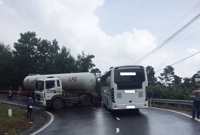 Xe chở du khách nước ngoài va chạm với xe bồn trên đèo Hải Vân Hiện trường vụ tai nạn