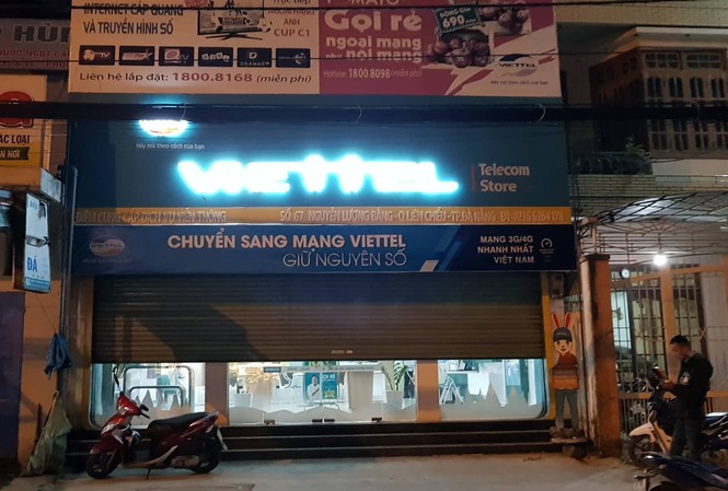 Đối tượng bịt mặt dùng súng xông vào cửa hàng cướp tiền Đối tượng bịt mặt dùng súng xông vào cửa hàng cướp tiền