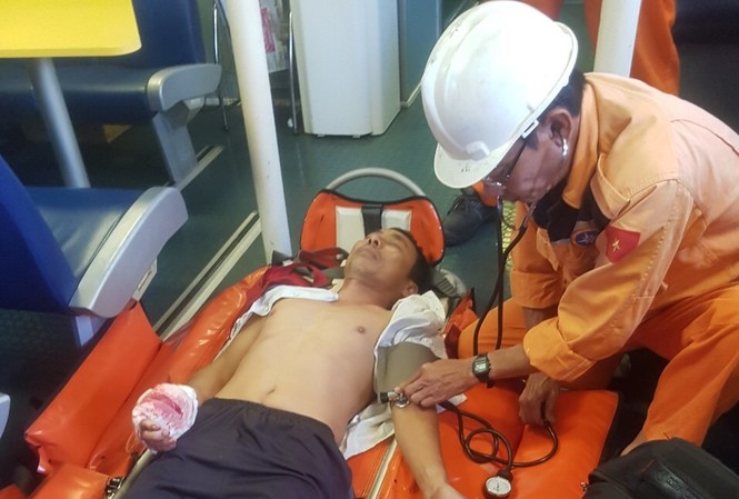 Gặp nạn khi hành nghề, thuyền trưởng mất máu bất tỉnh giữa biển Gặp nạn khi hành nghề, thuyền trưởng mất máu bất tỉnh giữa biển