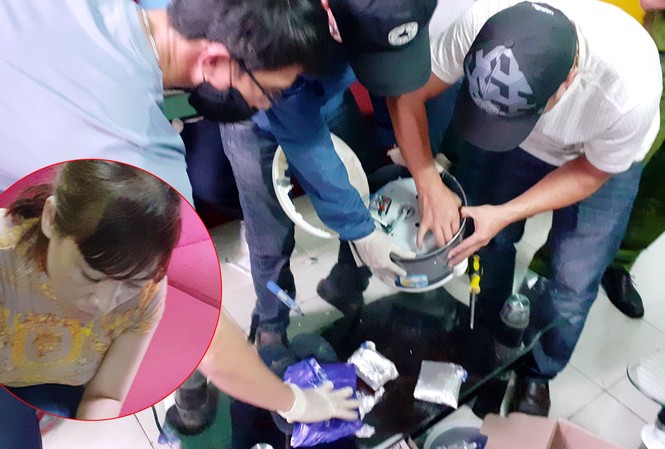 Giấu hơn 3.000 viên ma túy tổng hợp vào nồi cơm điện Lực lượng chức năng kiểm tra các nồi cơm điện có chứa ma túy bên trong và đối tượng Thủy