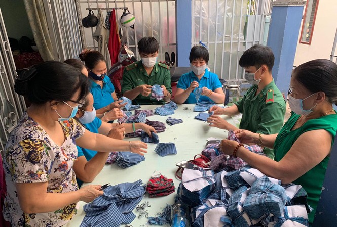 Phụ nữ phường may khẩu trang miễn phí giúp dân phòng chống dịch Phụ nữ phường may khẩu trang miễn phí giúp dân phòng chống dịch