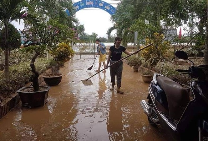 Nước lũ rút, dân Quảng Trị vật lộn với bùn non Nước lũ rút, dân Quảng Trị vật lộn với bùn non