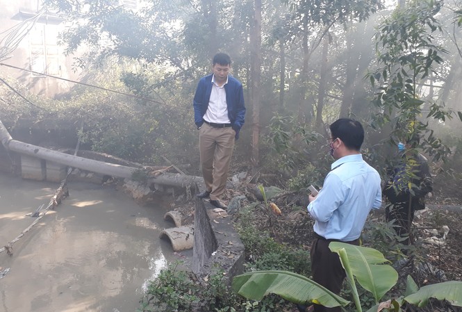 Chủ tịch tỉnh Bắc Ninh chỉ đạo 'nóng' giải quyết ô nhiễm sông Cầu Cán bộ sở Tài nguyên và môi trường tỉnh Bắc Ninh và Bắc Giang kiểm tra cống nước thải làng nghề Phong Khê