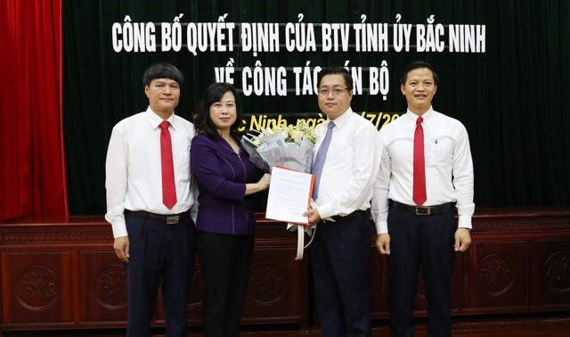 Điều động Bí thư Tỉnh Đoàn Bắc Ninh làm Bí thư Thành ủy Bắc Ninh Bà Đào Hồng Lan trao quyết định cho ông Nguyễn Nhân Chinh. Ảnh Cổng thông tin tỉnh Bắc Ninh