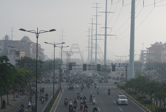 Sài Gòn xuất hiện sương mù mờ ảo, không khí ô nhiễm nặng? Lớp sương mù dày đặc bao phủ bầu trời Sài Gòn vào sáng sớm 8/11 khiến người dân không khỏi bất ngờ.