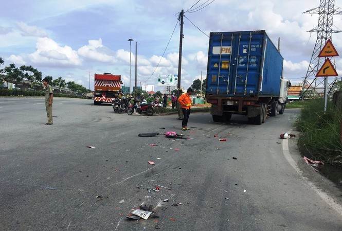 Nam thanh niên chết thương tâm dưới bánh 'hung thần' container Hiện trường tai nạn.